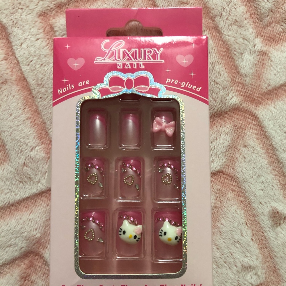 Hello Kitty pre glued press on nails pink